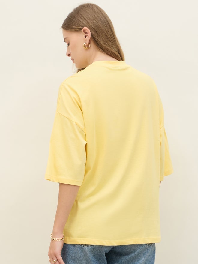 ستايلي تيشيرت مطرز بشعار بكتف ساقط كبير الحجم - Image 5